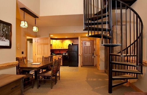 Blodgett Mills Condo | Top Floor Eagle's Nest Suite + Loft & Fireplace