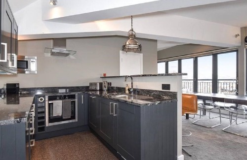 Bermondsey Apartment | Top floor flat/penthouse/loft with amazing views. Bermondsey Street, London SE1.