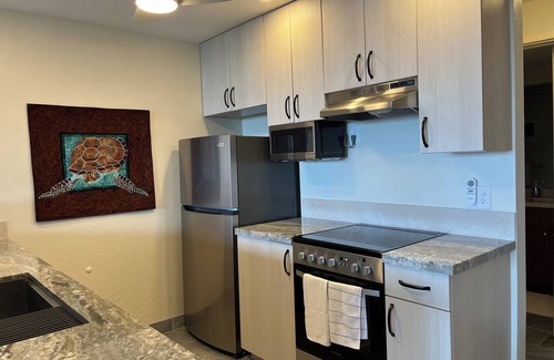 Historic Kailua Village Condo | Top floor, Ocean view! Very quiet 1 bed/2 bath.