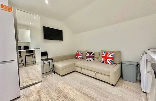 Earlsfield Apartment | Top-floor studio next to station