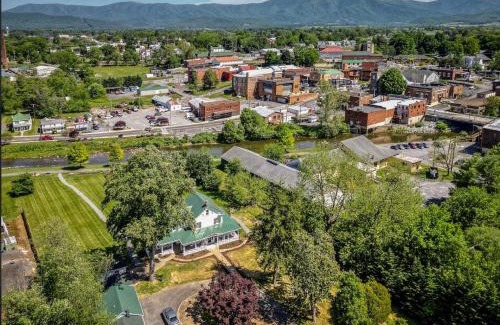 Luray Hotel | Top Floor Suites at The Legacy Inn Heritage Floor