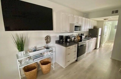 Admiral Estates Condo | Top floor unit with water view from bedroom!