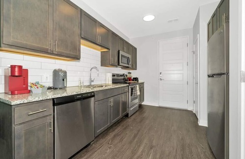 Downtown Indianapolis Apartment | Top Flr Large Studio Pool Gym Free Parking
