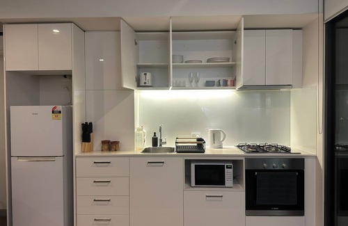Carlton South Apartment | Top Level Apt. in Melb CBD w. Balcony City View; near Tram Stop & Train Stations