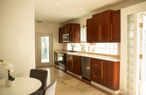 West Little Havana House | Top Location, 1 mile from Airport ,Full House, Big Patio, Free Parking.