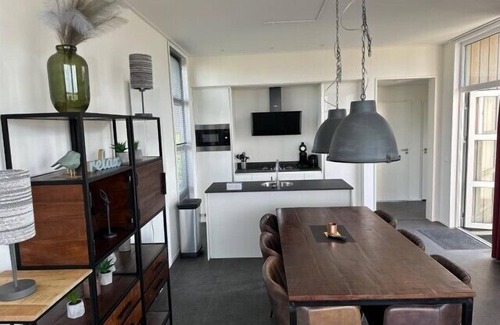 Doesburg House | Top modern chalet 'RiverLodge' with large garden on the IJssel