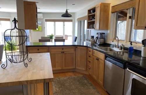 Argyle House | Top of the Hill Retreat w/Lake Access