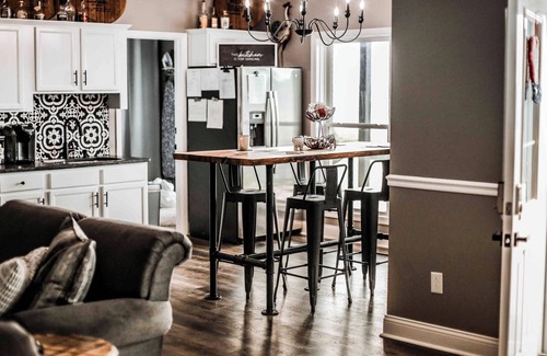 Frankfort Apartment | TOP OF THE ROCK Hot tub EV Charger Buffalo Trace Bourbon Trail