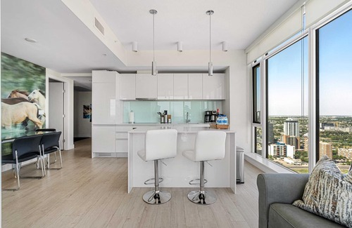 Victoria Park Condo | TOP-RATED! MTN & DT Views! 35th FL, FREE Banff Pass, Parking & Wine!