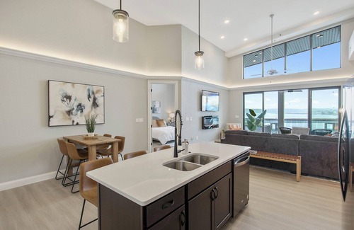 Osage Beach Condo | Topsider Penthouse 502 + 3 King Suite + 48x14 Slip at 19MMn