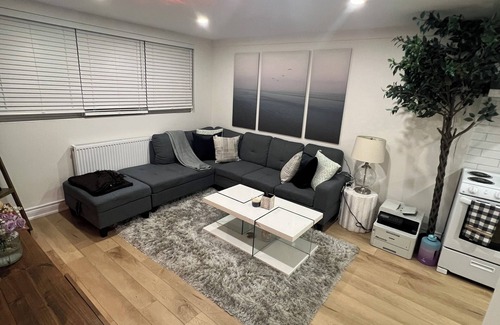 York Apartment | Toronto Home-Basement Apartment