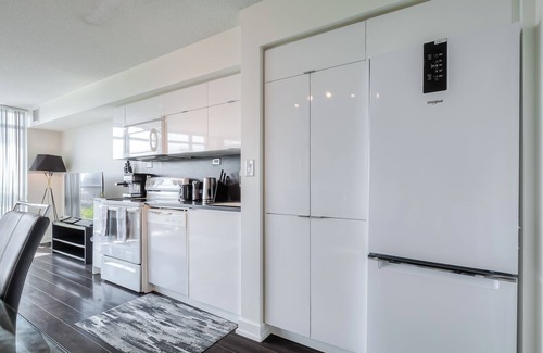 CityPlace Apartment | Toronto Lakeshore Bliss