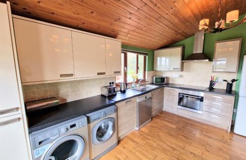 Kelty Ski Chalet | Torridon 1 with Private Hot Tub - Fife - Loch Leven - Lomond Hills- Pet Friendly