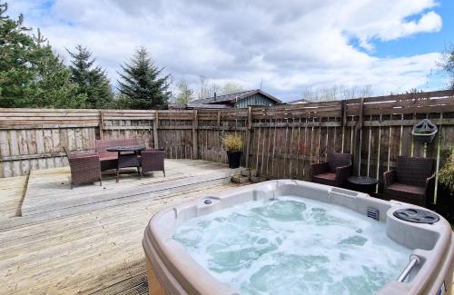 Kelty Ski Chalet | Torridon 1 with Private Hot Tub - Fife - Loch Leven - Lomond Hills- Pet Friendly