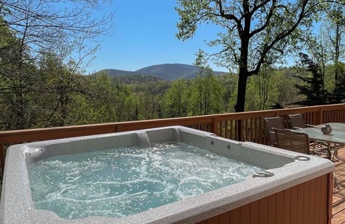 Montebello House | Torry Ridge-hot tub, mountain views, fireplace