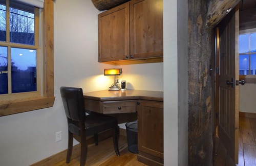 Crested Butte House | Totem House/Luxury 6 Bed Lodge in town. Steps from Coal Creek, Walk to it All!