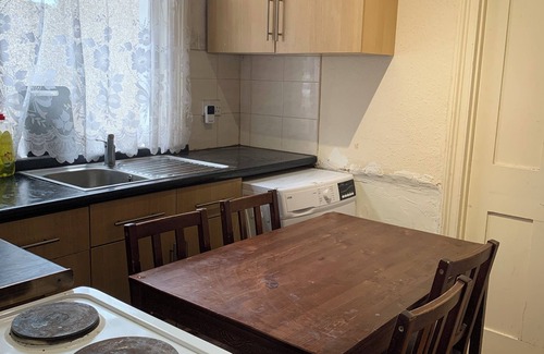 Tottenham Hale Apartment | Tottenham Hale Station 3 BED Flat -sleeps 10 Ideal Shop & Sports Stadium Stays