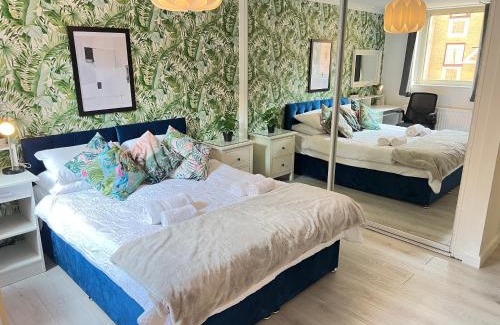 Wapping Apartment | Tower Bridge King Bed En-suite with Parking and Balcony