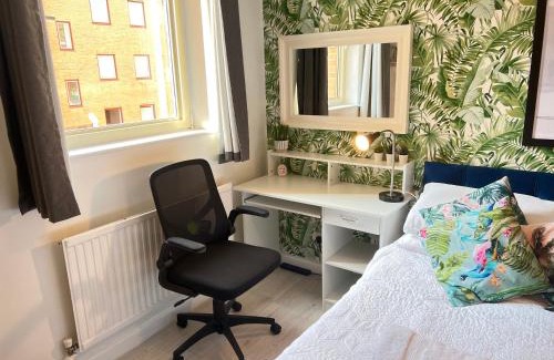 Wapping Apartment | Tower Bridge King Bed En-suite with Parking and Balcony