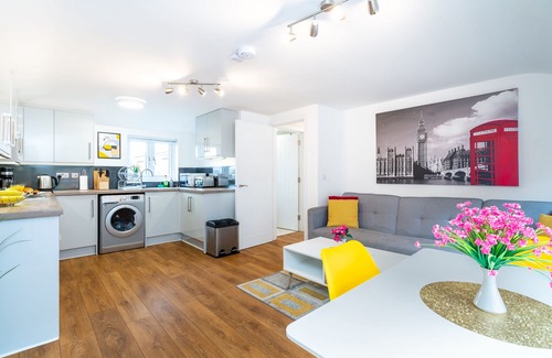 Andover Apartment | Town Center Apartment, 55' Smart TV, Netflix, Amazon Prime TV, Super King Bed