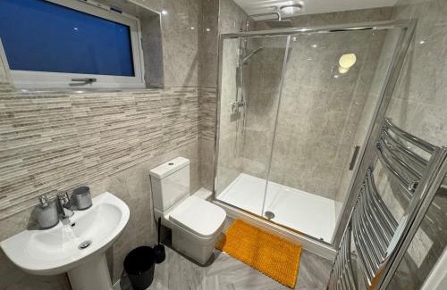 Huntingdon Apartment | town centre 3, 1st floor, king bed entire flat