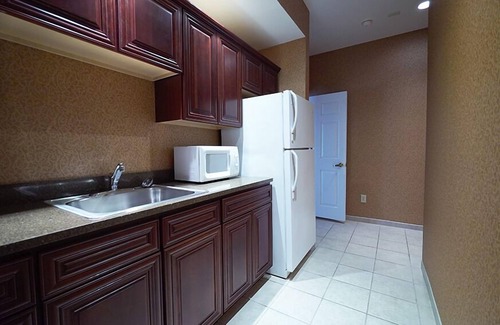 Quincy Hotel | Town & Country Inn and Suites
