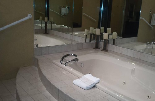 Quincy Hotel | Town & Country Inn and Suites