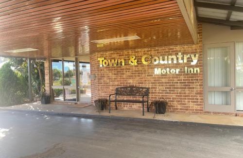 Forbes Hotel | Town & Country Motor Inn