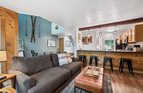 Hidden Valley House | Townhome 2 bedroom, 2 1/2 bath sleeps 6, resort amenities and walkable to slopes