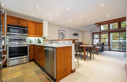 Blackcomb Condo | Townhome | BBQ | Pets | Free Parking | Wifi