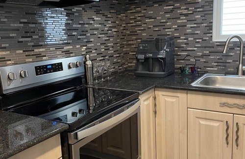 Elizabeth House | TOWNHOUSE*5BR*2BATH*2 FLOORS, FREE PARK*BBQ