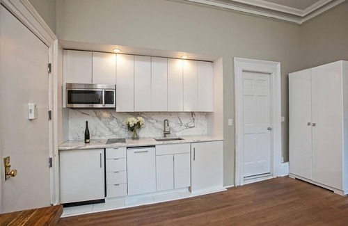 Greenwich Village Apartment | Townhouse Chic 1B/Quiet, with Washer/Drier, High Ceilings