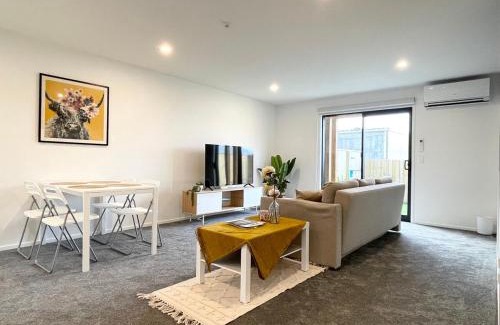 Addington Apartment | Townhouse Close to Everything