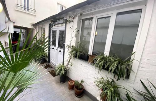 Marcillat-en-Combraille Apartment | Townhouse in central Paris, all by foot
