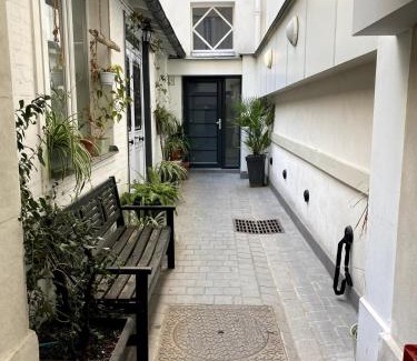 Marcillat-en-Combraille Apartment | Townhouse in central Paris, all by foot