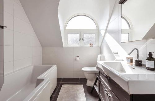 Orgryte-Harlanda Villa | Townhouse med Bastu, 4 Våningar Nära Liseberg