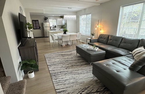Franklin to the Fort House | Townhouse on Strand.Centrally located with all new furnishings and Central AC