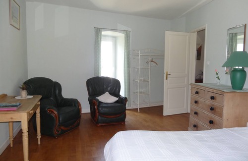 Eymoutiers Bed & Breakfast | Townhouse St Jacques - Green room, with private bathroom, centre of Eymoutiers.