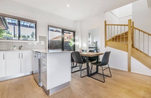 Broadmeadows House | Townhouse w Private Yard | MEL Airport 10mins away