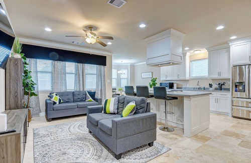 Central Southwest House | Townhouse Yard Sleeps 6 Near Med Center, DT
