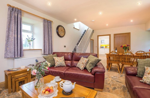 Newcastle Emlyn Cottage | TOWY COTTAGE, pet friendly, luxury holiday cottage in Cenarth