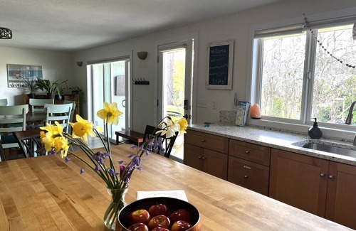 College Hill House | Tracktown & Duck fans enjoy! Sleeps 6, Spacious 1600sq ft + private yard!