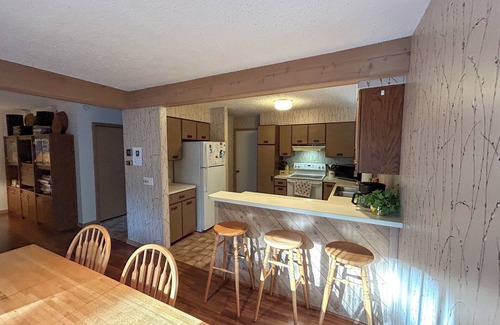 Harbor Springs Condo | Traditional 4BR/3.5BA Hideaway Valley Condo, Harbor Springs/Petoskey Area.