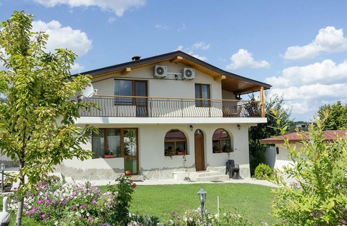 Kalimantsi House | Traditional Bulgarian House + Pool, Sauna and Garden