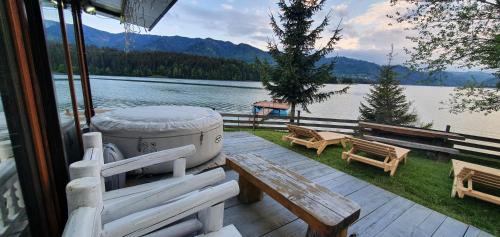 Colibita House | Traditional Casa Pescarului langa lac cu ponton