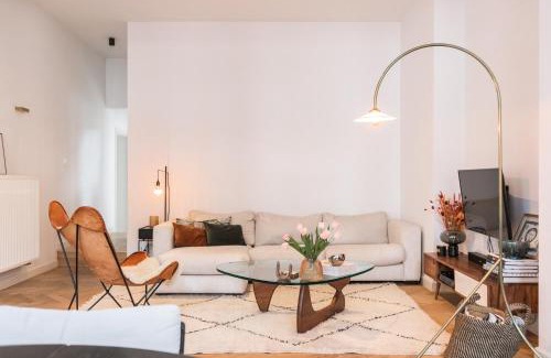 Harmonie Apartment | Traditional chic, High Ceilings' apt Aircos and Garage