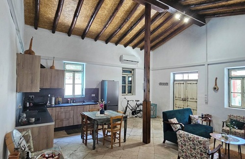 Vasa Koilaniou House | Traditional & cozy adobe housenn