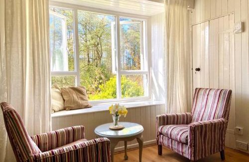 Dalmally House | Traditional farm cottage with woodburner by stream
