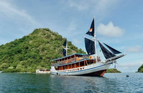 Labuan Bajo Boat Rental | Traditional Phinisi Medium