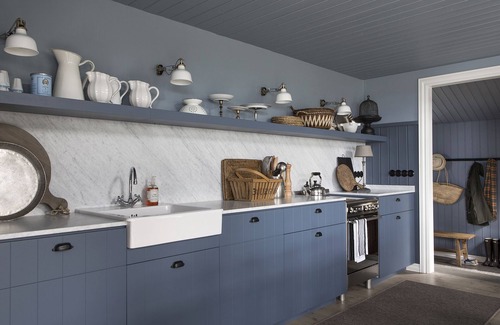 Hvalfjarðarsveit House | Traditional timber house by the sea